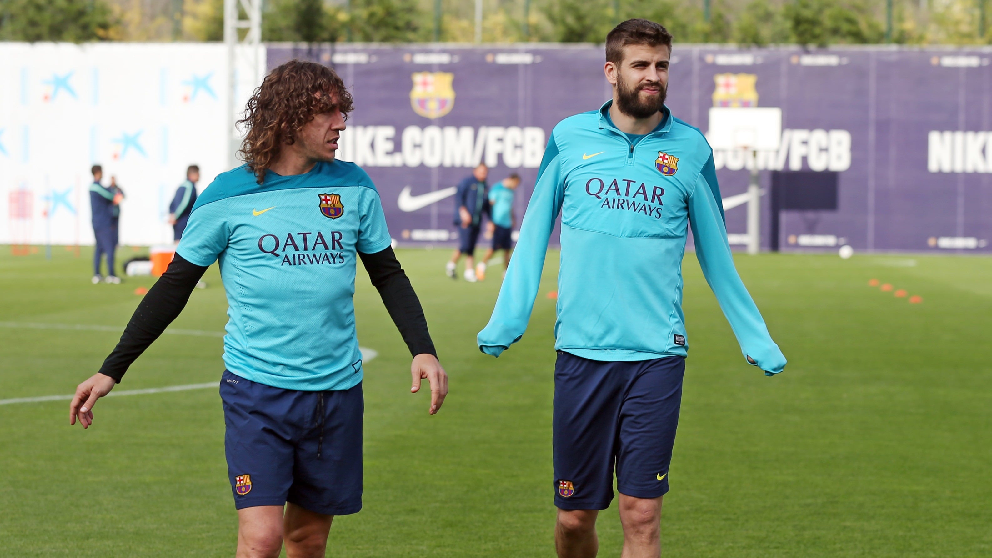 Gerard Piqué, junto a Puyol durante un entrenamiento del FC Barcelona.