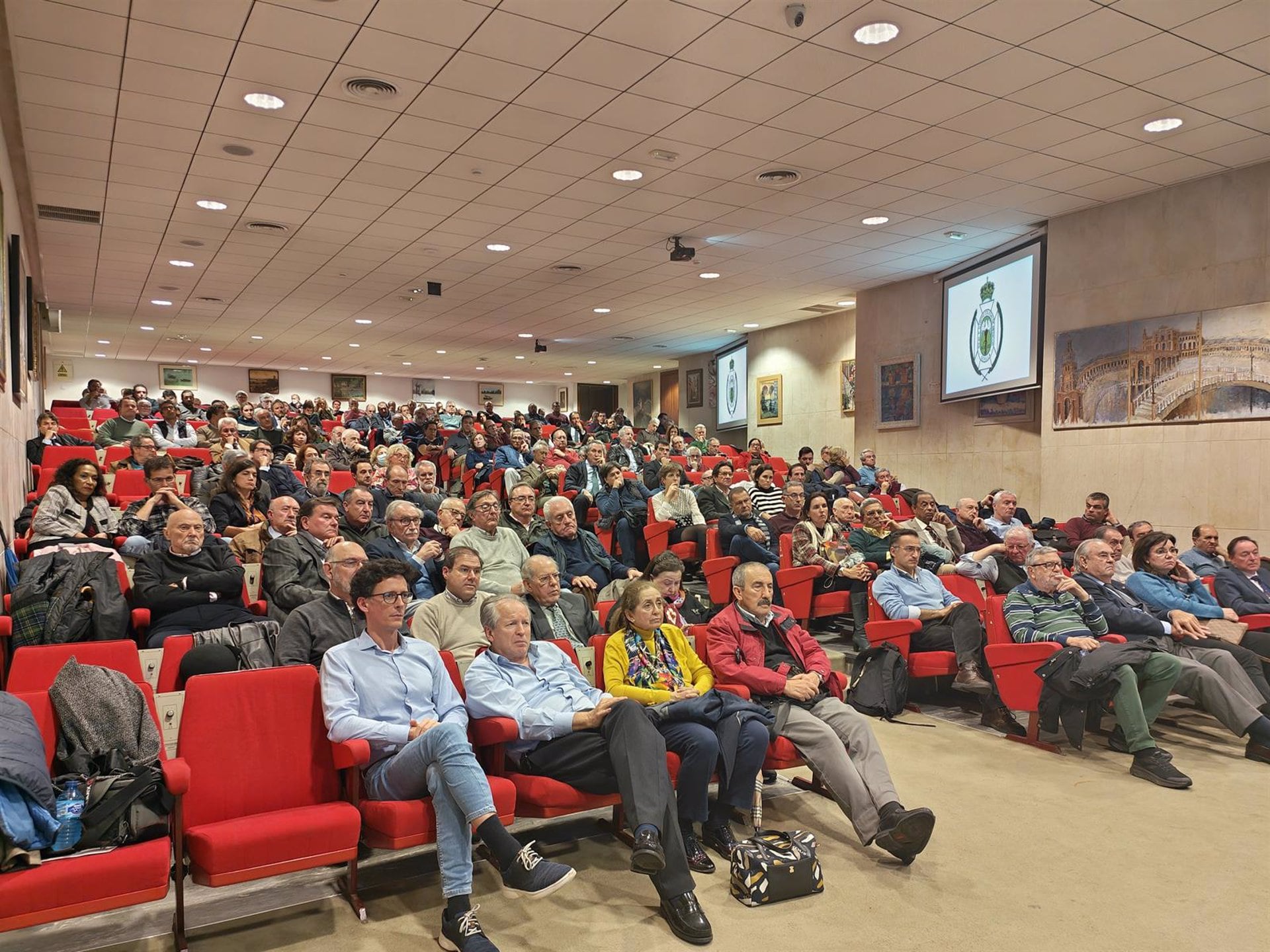 Asamblea de médicos de la sanidad privada en la sede del Colegio de Médicos/Colegio de Médicos de Sevilla