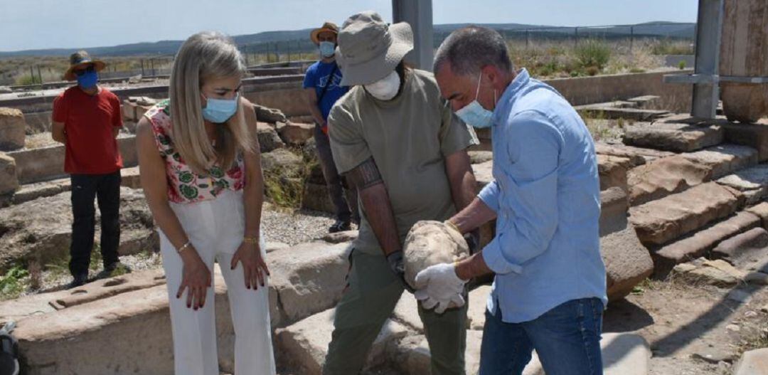 Patricia del Pozo, consejera de cultura, junto a Marcelo Castro y otro de los miembros del equipo investigador en Cástulo.