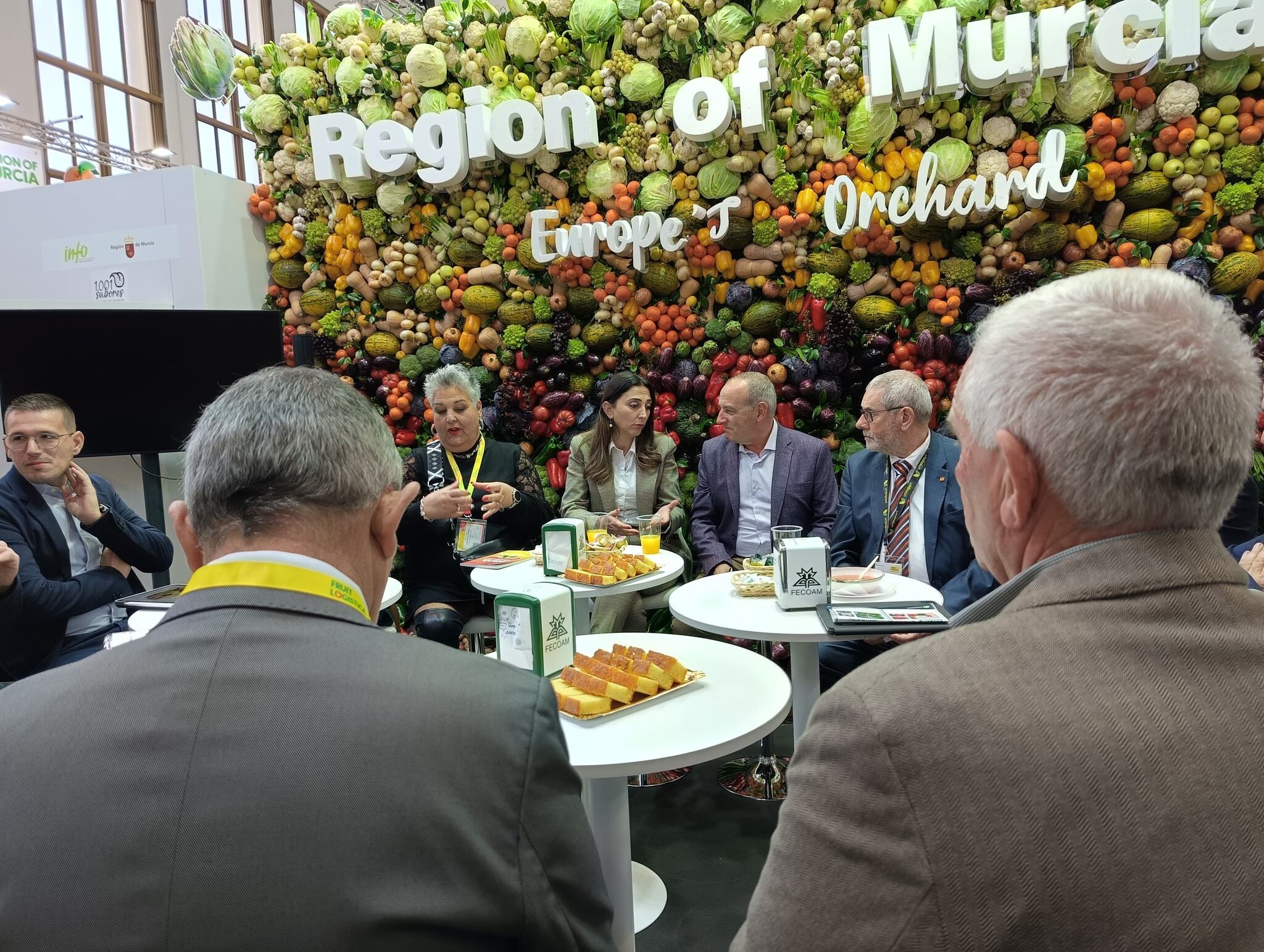 La consejera Sara Rubira con algunos de los productores de agricultura ecológica en un desayuno Eco en la Fruit Logística de Berlín