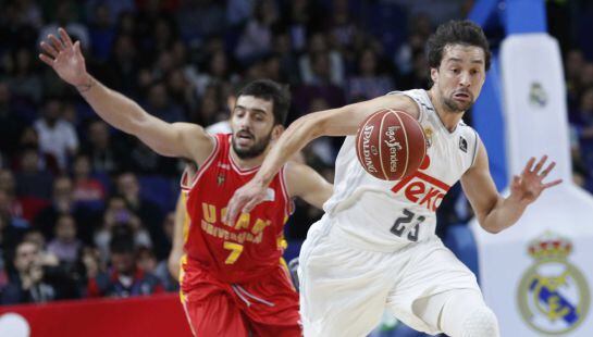 GRA110. MADRID, 06/12/2015.- El base del Real Madrid, Sergio Llull (d), se lleva la pelota ante el argentino Facundo Campazzo (i), del UCAM Murcia, durante el partido de la 9ª jornada de la Liga ACB de Baloncesto que se disputa en el Palacio de los Deport