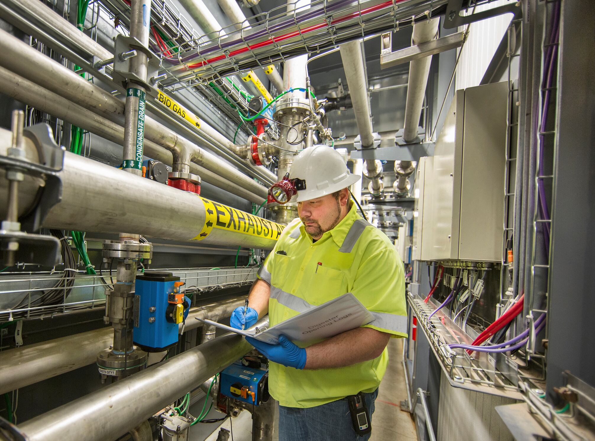 Un trabajador de una planta de biogás