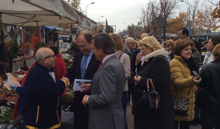 Visita de los candidatos al Congreso por el Partido Popular a un mercadillo municipal dentro de la campaña del 20D