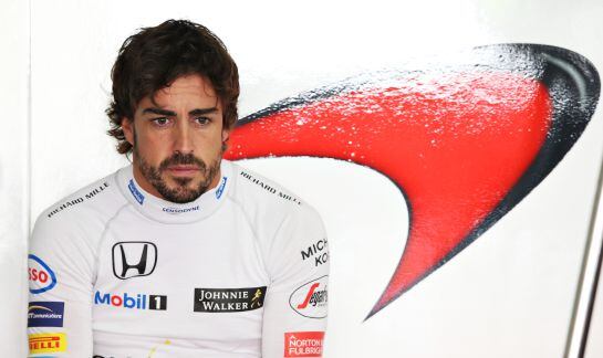 Fernando Alonso, en el &#039;box&#039; de su equipo.