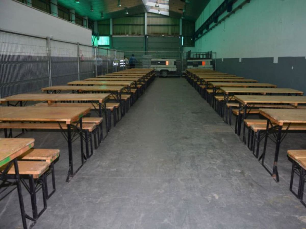 Trasladan a Crinavis a dos migrantes interceptados y otros ocho en una playa de La Línea