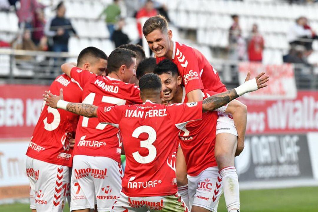 Los jugadores del Real Murcia celebran un gol ante el UCAM Murcia CF