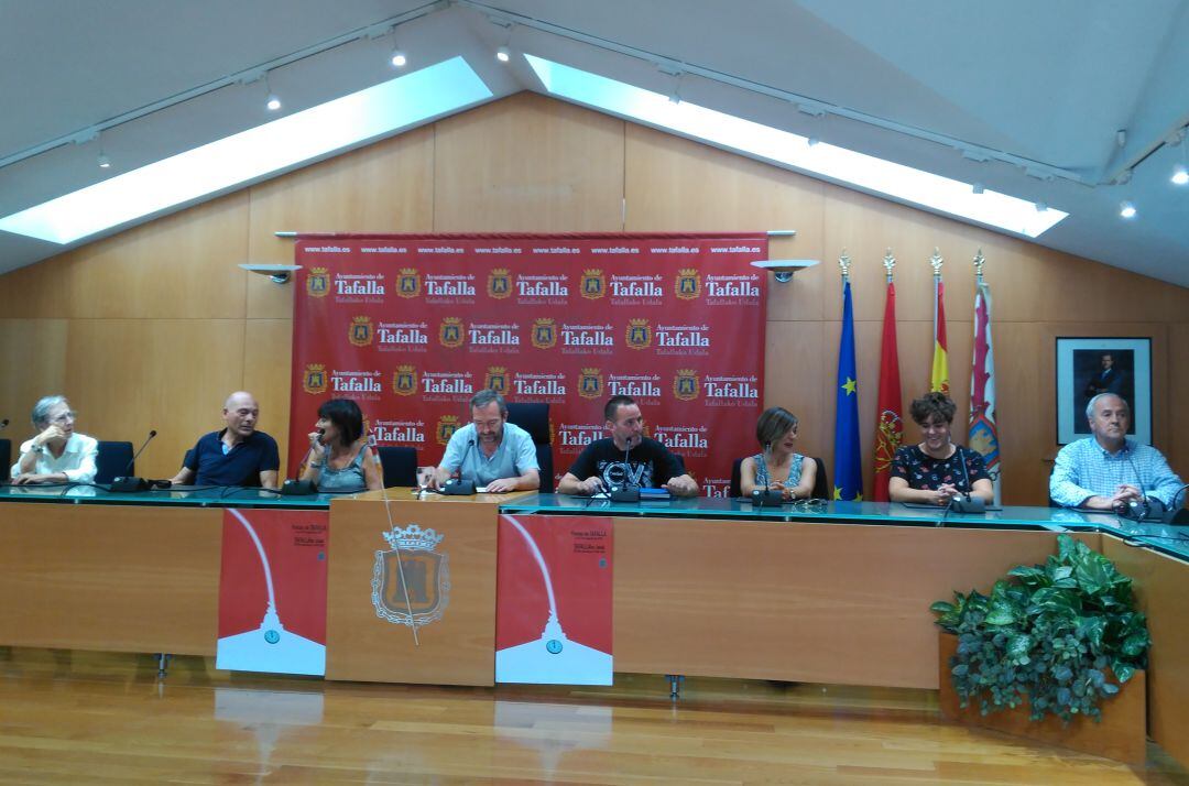 Representantes de todos los grupos municipales y de la comparsa han acompañado al alcalde en la presentación del cohete 2019