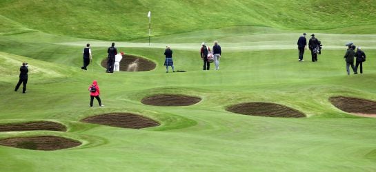 El magnate estadounidense practicando golf en los campos escoceses