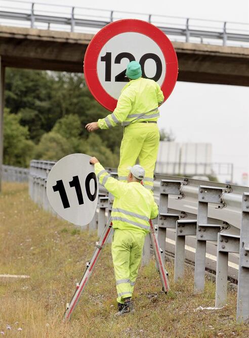 Dos operarios retiran en Álava una pegatina que indica el límite de velocidad de 110 km/h