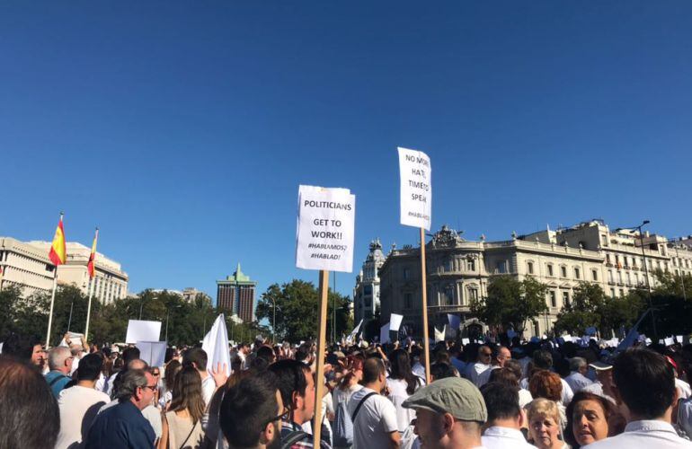 FOTOGALERÍA | Banderas blancas por el diálogo en numerosas plazas de España, en este caso en Cibeles.