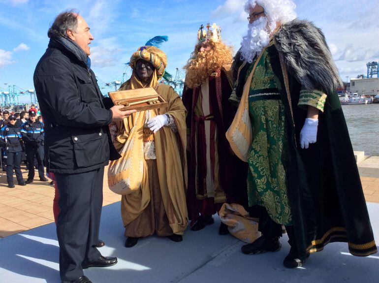 Los Reyes Magos y el alcalde de Algeciras, José Ignacio Landaluce, en el llano amarillo.