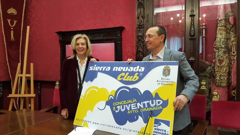 La directora general de Cetursa, María José López, y el concejal de Familia y Juventud, Fernando Egea, presenan la campaña para jóvenes