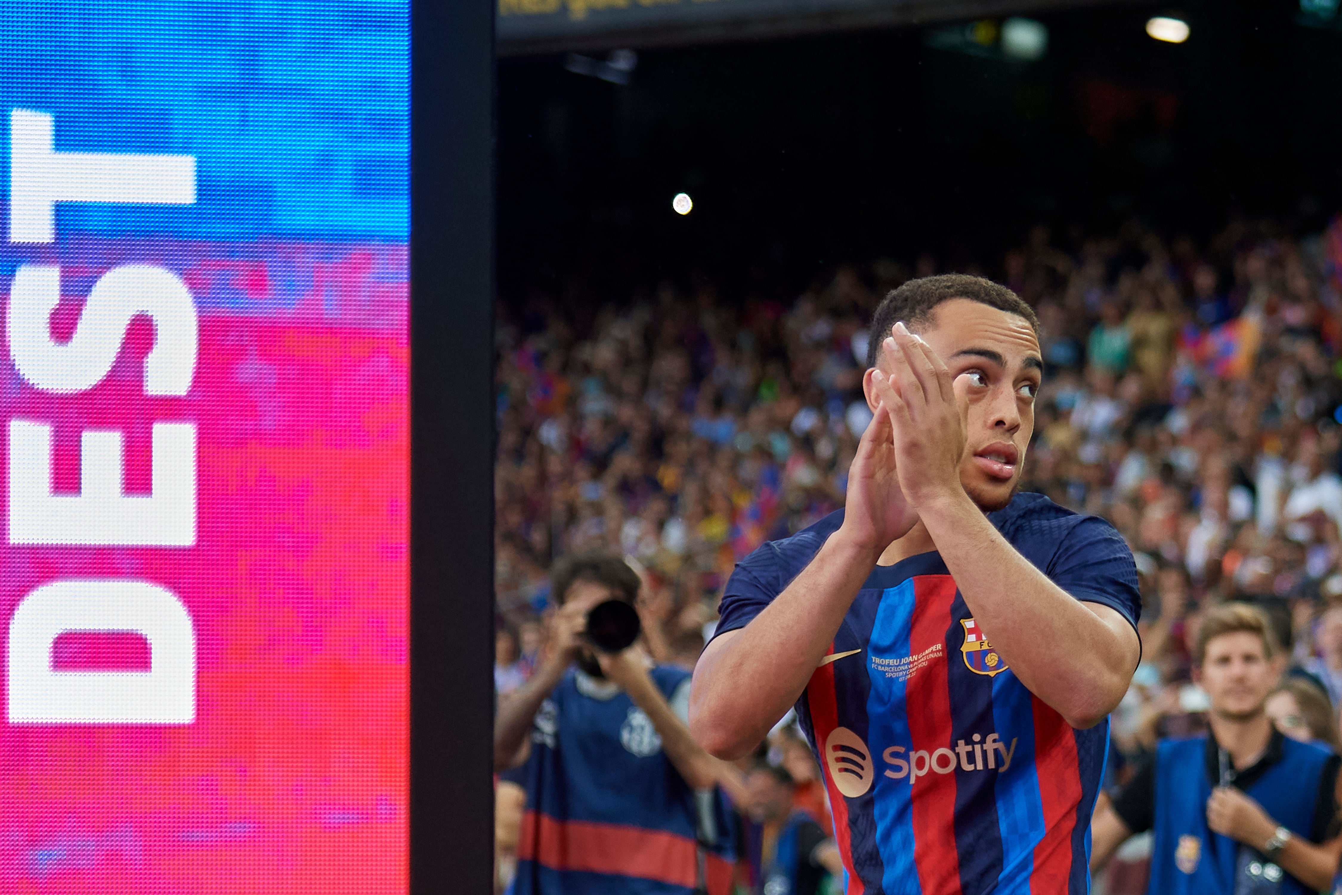 Sergiño Dest, en el Gamper disputado en el Camp Nou ante Pumas.