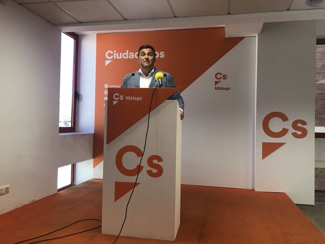 Carlos Hernández White, portavoz de Ciudadanos, durante su comparecencia este martes en la sede de Ciudadanos de calle Cuarteles (Málaga) 