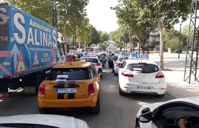 Manifestación en Granada de coches de autoescuela