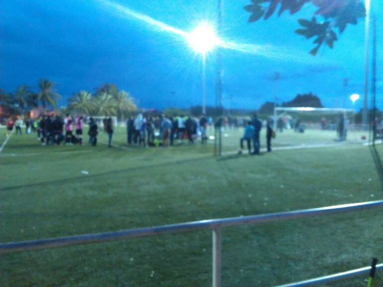 Momento en el que se atendia al joven desplomado en la Ciudad Deportiva el pasado domingo