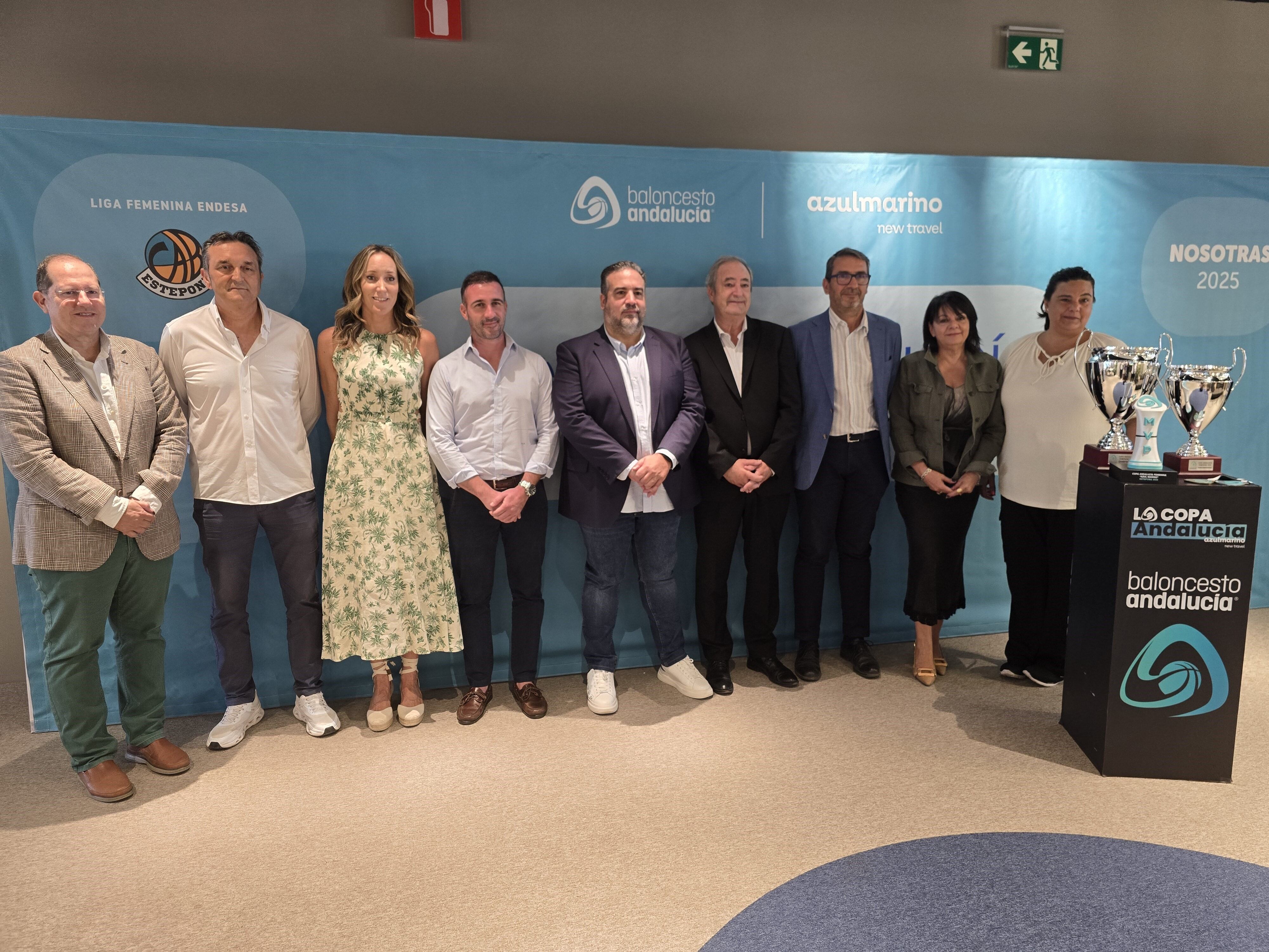 Directivos y miembros de los clubes que disputarán la Copa de Andalucía femenina de baloncesto