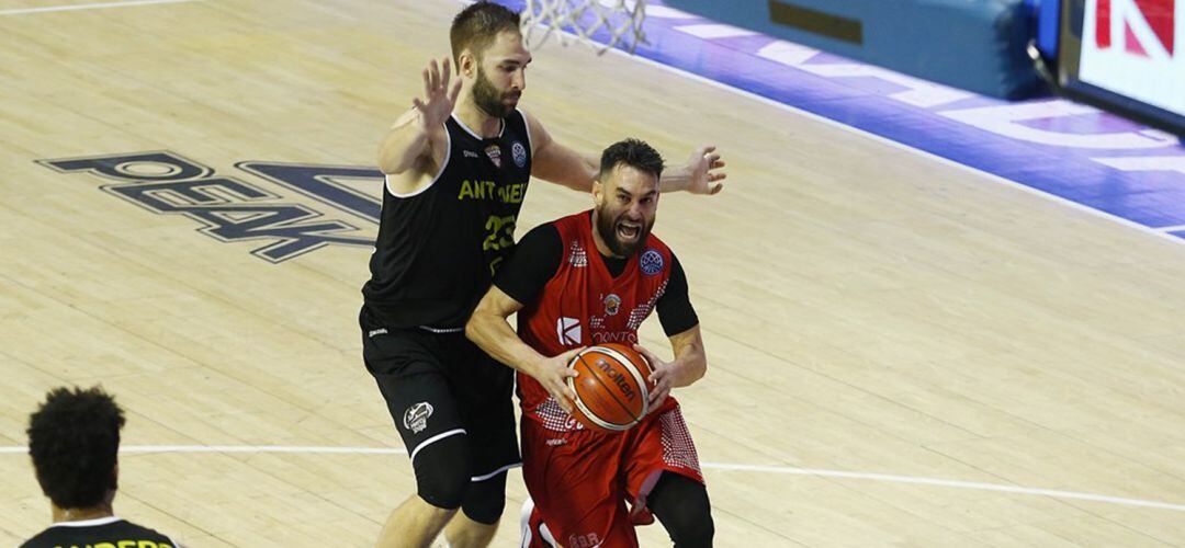 El jugador de Montakit Fuenlabrada Marko Popovic (d) penetra a canasta ante la oposición de Dave Dudzinski del Telenent Giants. Ambos fueron los máximos anotadores de sus equipos con 17 y 19 puntos respectivamente.