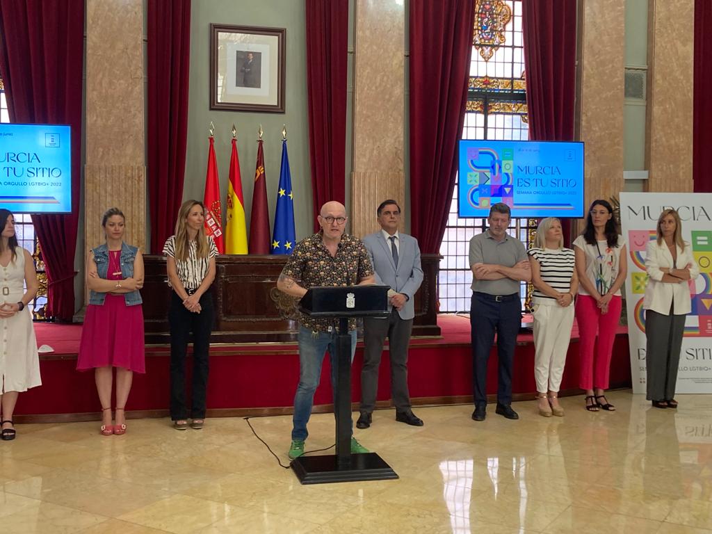 Jesús Costa, presidente de No te Prives, durante la lectura del manifiesto en el Salón de Plenos del Ayuntamiento de Murcia