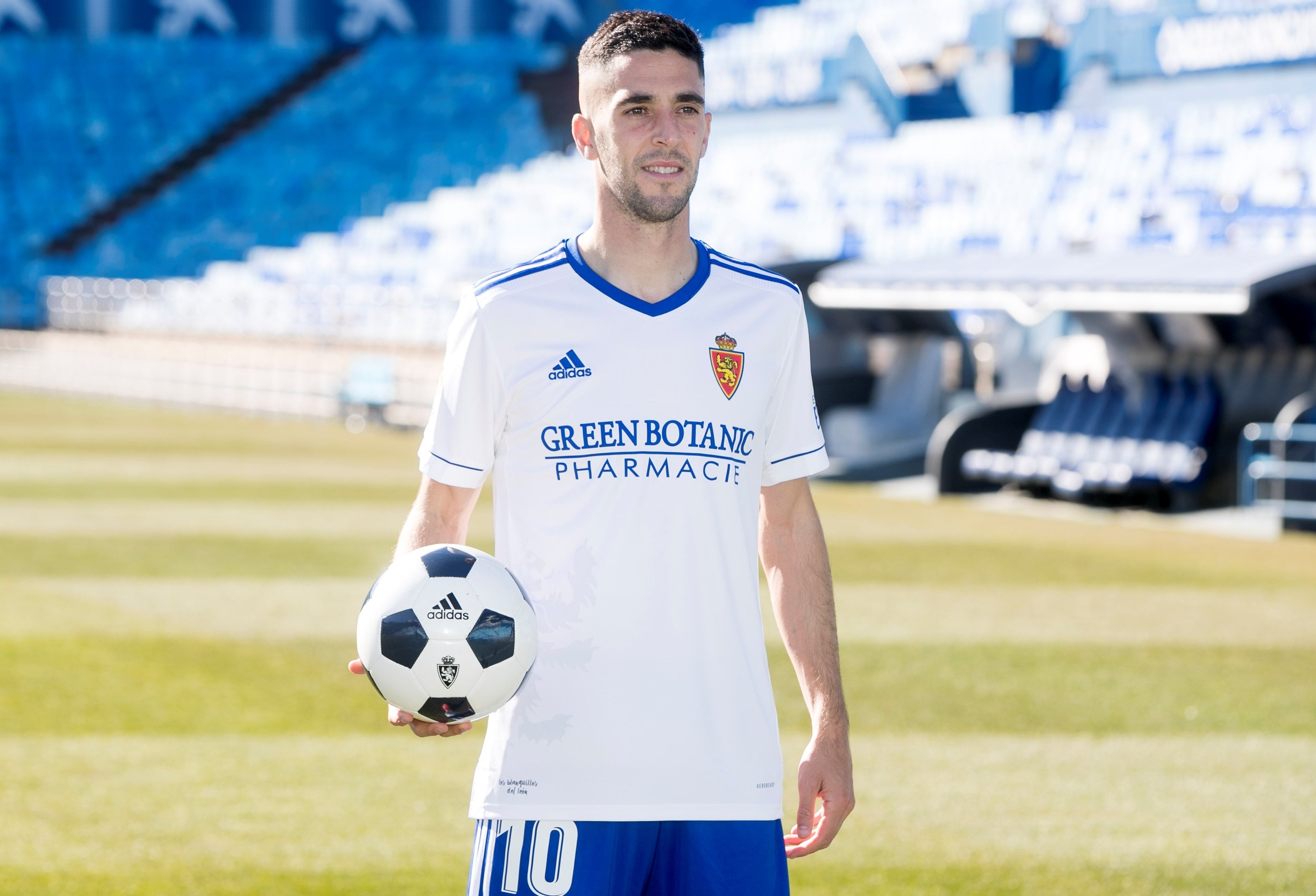 Sabin Merino posa en el césped del estadio de La Romareda en su presentación como nuevo fichaje del Real Zaragoza. EFE/Javier Cebollada
