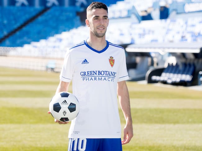 Sabin Merino posa en el césped del estadio de La Romareda en su presentación como nuevo fichaje del Real Zaragoza. EFE/Javier Cebollada