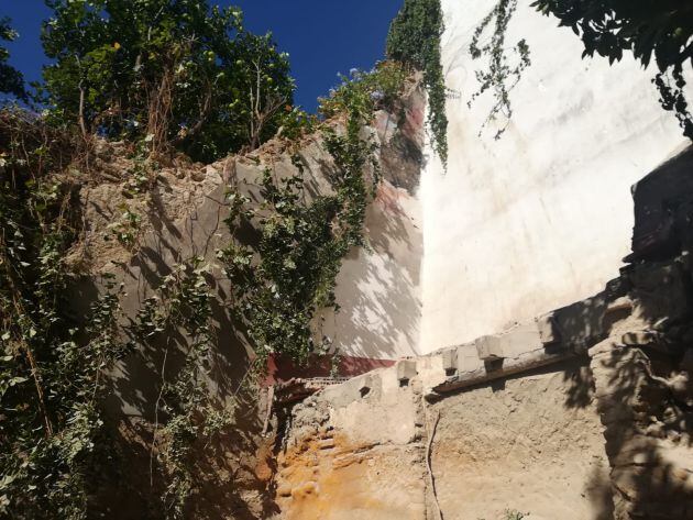 Muro caído junto a la muralla.