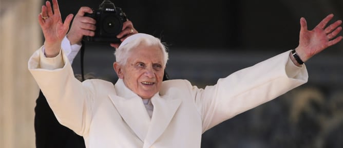 El papa Benedicto XVI saluda a los peregrinos congregados en la plaza de San Pedro, en la Ciudad del Vaticano, en el Vaticano, hoy miércoles 27 de febrero de 2013