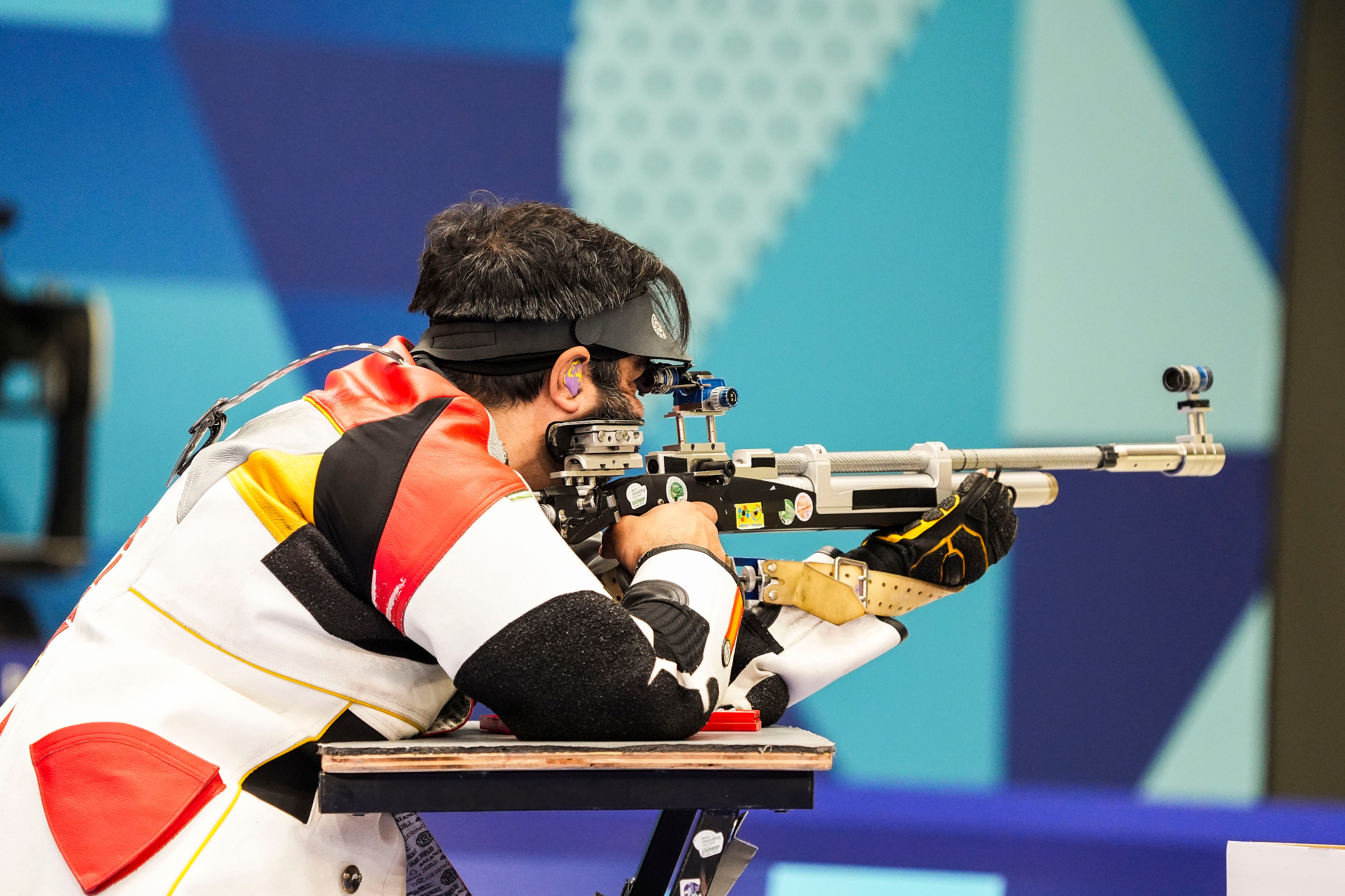 PARÍS, 01/09/2024.- El gallego Juan Antonio Saavedra logró este domingo el bronce en la prueba de rifle 10 metros tendido, en la competición disputada en el Centro de Tiro de Châteauroux correspondiente a los Juegos Paralímpicos de París.EFE/CPE/Mikael Helsing    **SOLO USO EDITORIAL/SOLO DISPONIBLE PARA ILUSTRAR LA NOTICIA QUE ACOMPAÑA (CRÉDITO OBLIGATORIO)***
