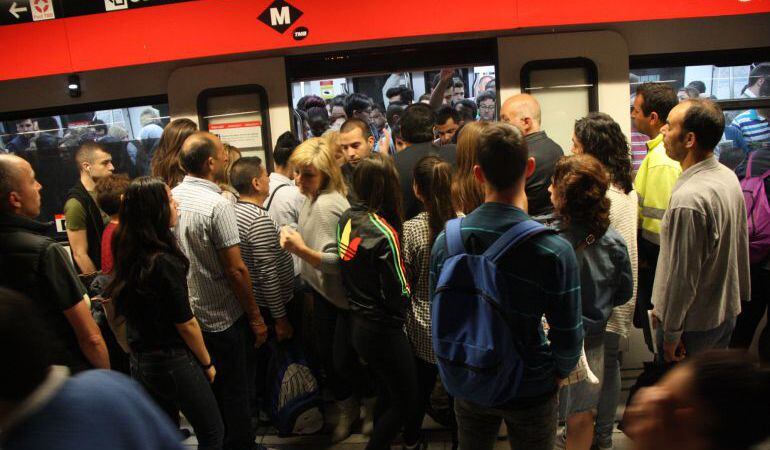 Usuaris del metro a la línia 1 a l'estació de la Sagrera durant la jornada de vaga del 30 de maig del 2016