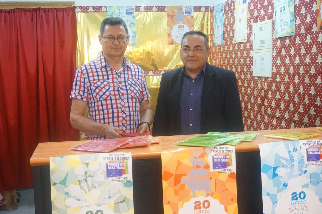 El presidente de los comerciantes del Mercado de San Francisco junto al nuevo edil de Mercados de Elda