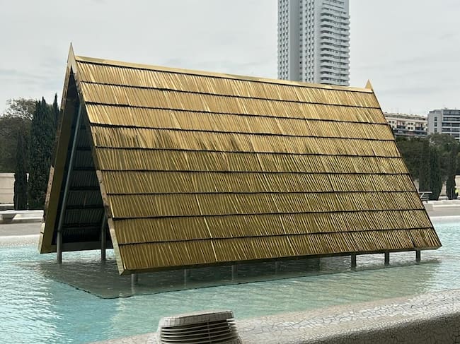 La obra 'Palafit' luce estos días junto al Palau de les Arts