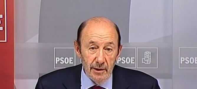 Rubalcaba en rueda de prensa tras presidir la primera reunión de la Ejecutiva Federal tras el fracaso electoral en Galicia y el País Vasco