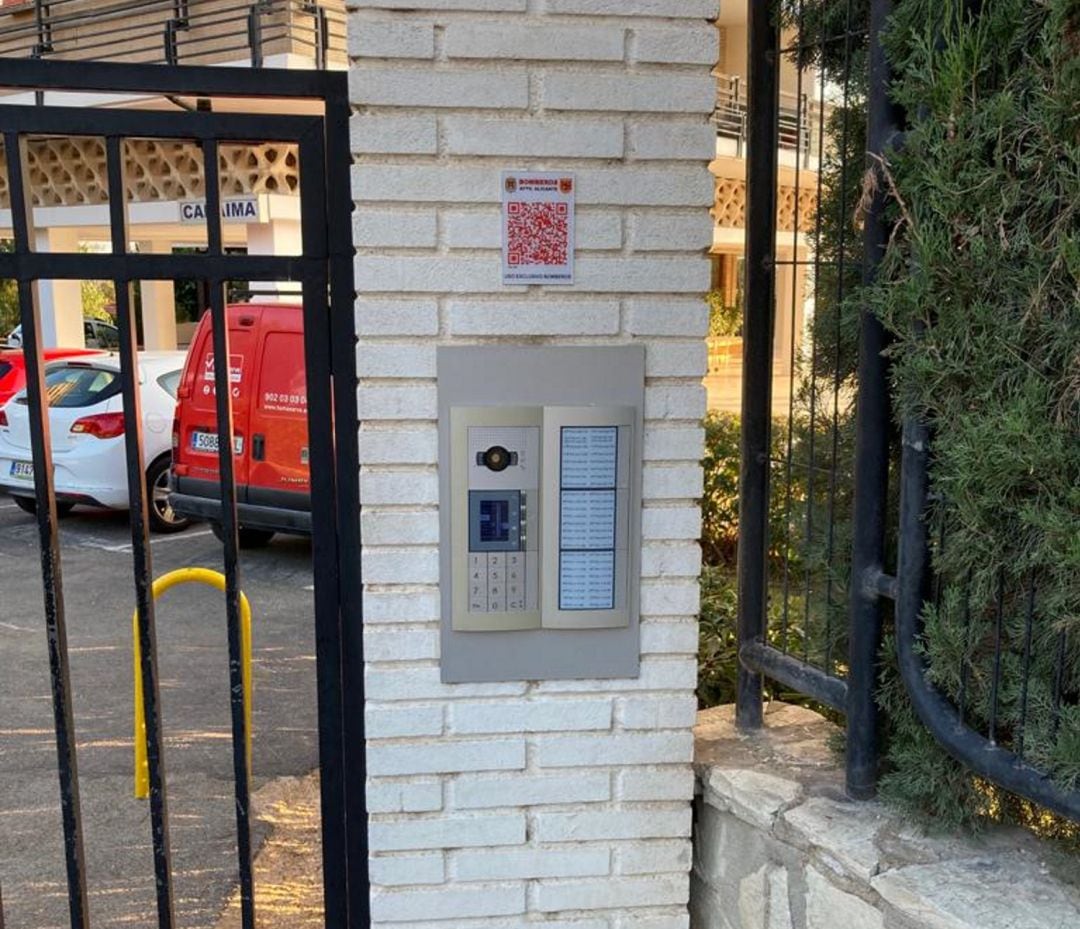 Código QR en un inmueble de gran altura de La Albufereta en Alicante