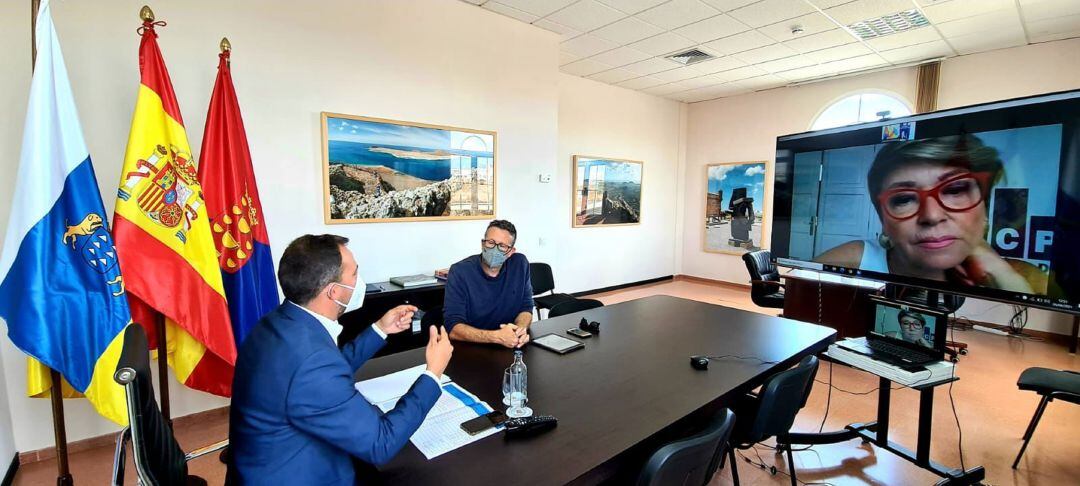 En el encuentro estuvieron presentes la presidenta de la Asociación de Empresarios Constructores y Promotores de Las Palmas (AECP), María de la Salud Gil Y Neftalí Acosta, presidente de la Asociación de Constructores de Lanzarote.