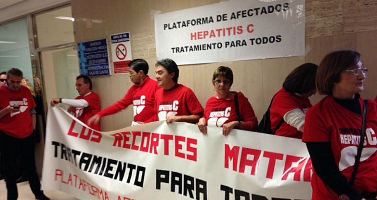 Encierro de la plataforma de afectados por la hepatits C en el Hospital Clínico Universitario de Valladolid