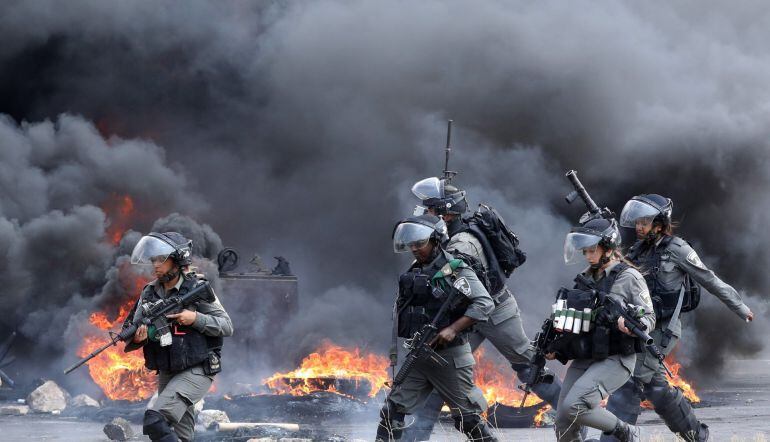 Solados israelíes persiguen a varios manifestantes palestinos durante una protesta en el puesto de control de Huwwara, cerca de la ciudad cisjordana de Nablús (Palestina) 