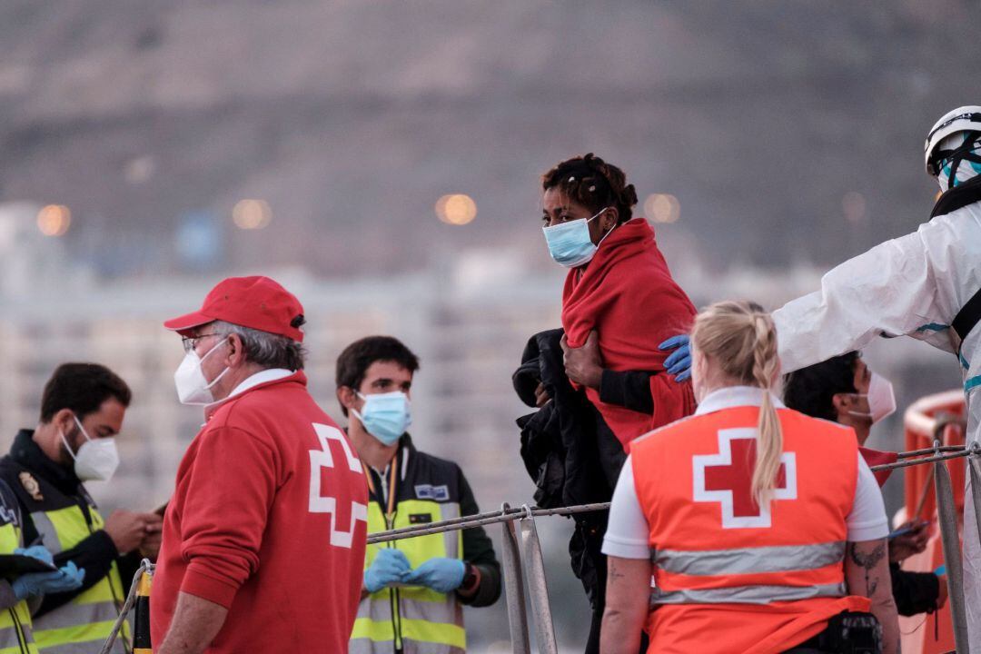 Imagen del desembarco en Arguineguín de los ocupantes de otra embarcación rescatada en las últimas horas en aguas cercanas a Gran Canaria. A bordo viajaban 31 personas: 13 hombre, 14 mujeres y 4 bebés.