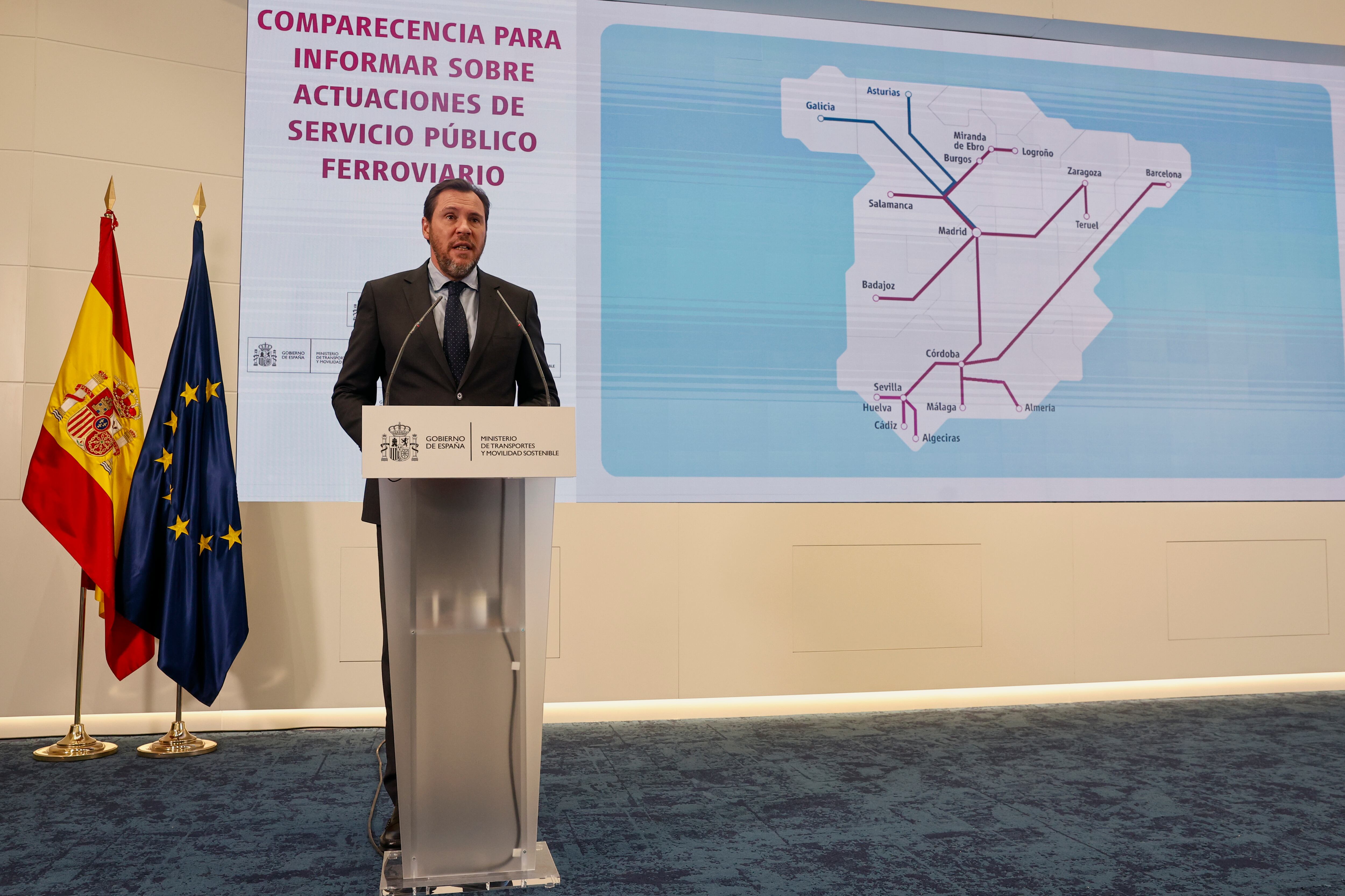 MADRID, 19/04/2024.- El ministro de Transportes y Movilidad Sostenible, Oscar Puente, ofrece una rueda de prensa para explicar la redistribución de trenes entre las diferentes autonomías, este jueves en Madrid.EFE/ Sergio Pérez
