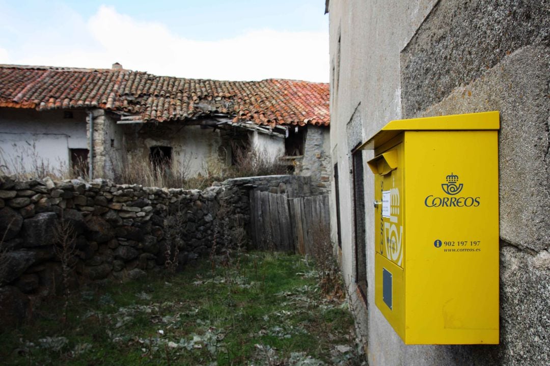 Buzón de Correos en una pequeña localidad abulense