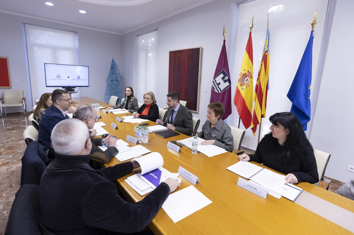 La rectora de la UV,Mavi Mestre, junto al alcalde Prieto en el Ayuntamiento de Gandia