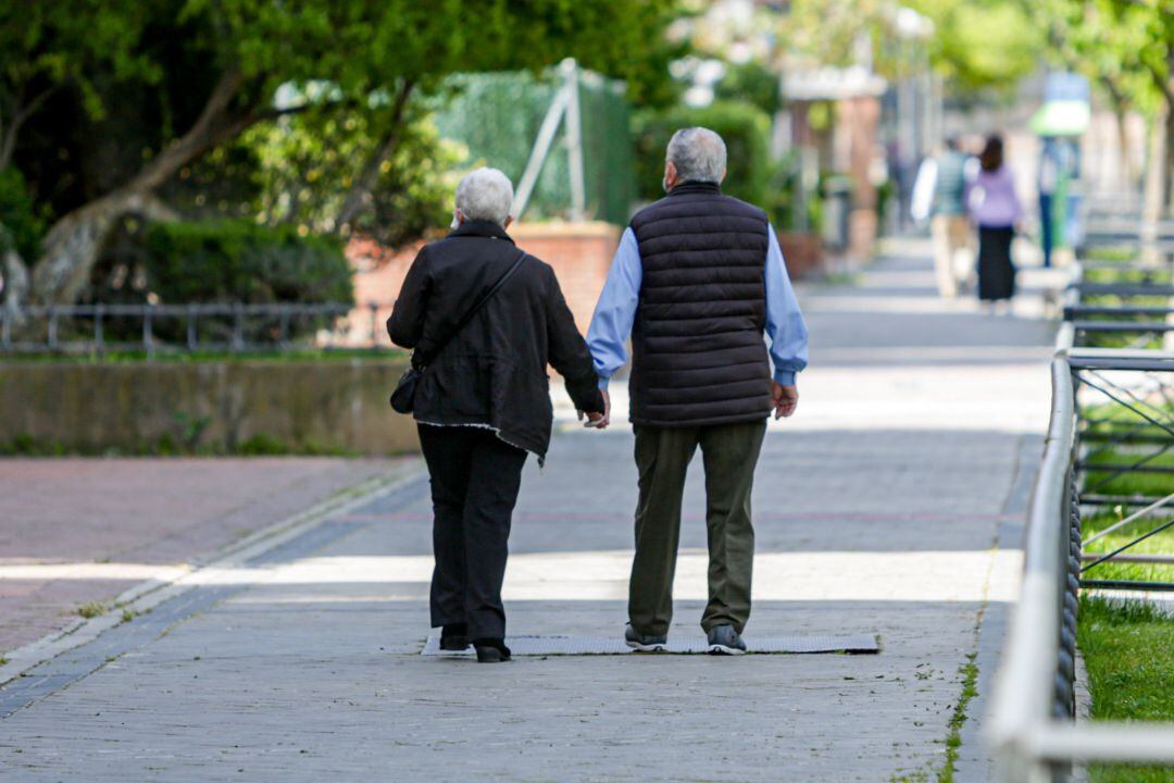 Dos ancianos en un parque, en Madrid (España).