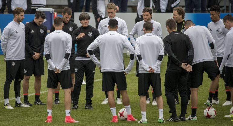 La selección de Alemania durante una charla técnica