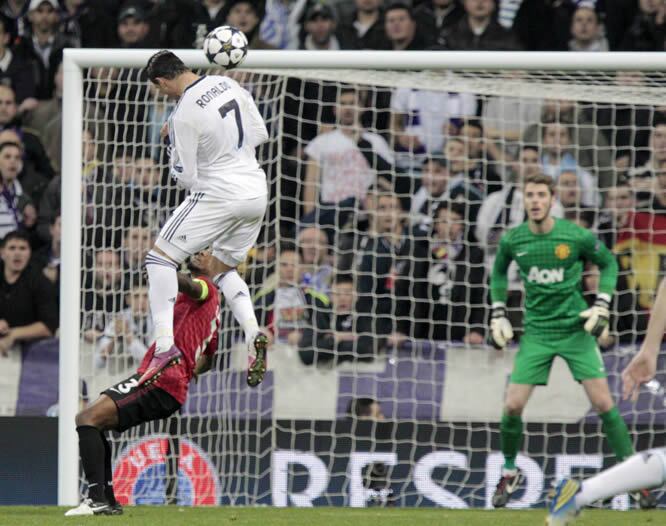 El delantero portugués del Real Madrid Cristiano Ronaldo marca gol ante el Manchester United, el primero del equipo, durante el partido de ida de los octavos de final de Liga de Campeones que ambos equipos disputan en el estadio Santiago Bernabéu