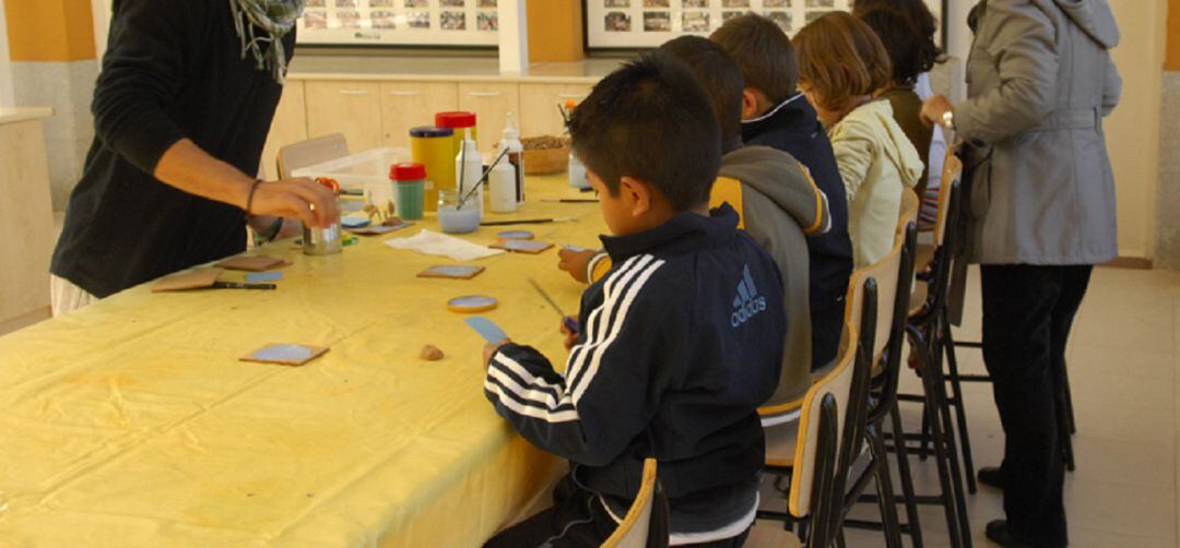 Niñas y niños en un taller municipal