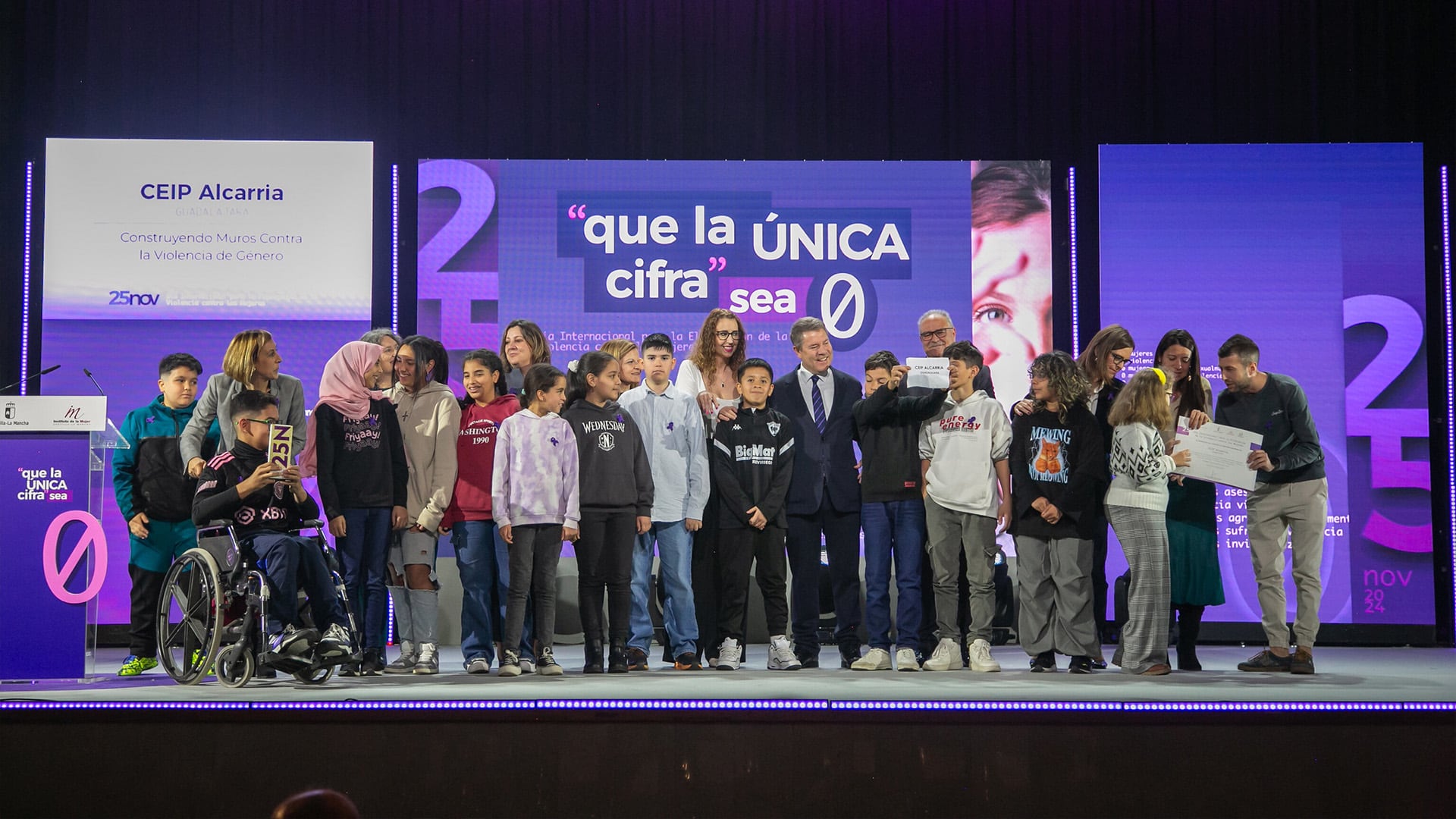 Foto de familia de los premiados y las autoridades de este 25N en Munera