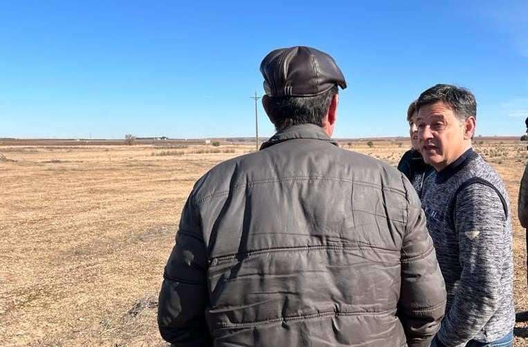 Julián Morcillo, visitando una explotación de cereal