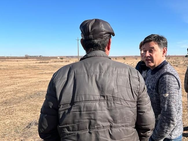 Julián Morcillo, visitando una explotación de cereal