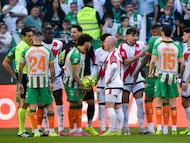 Abde e Isi Palazon conversando durante el duelo entre Betis y Rayo Vallecano