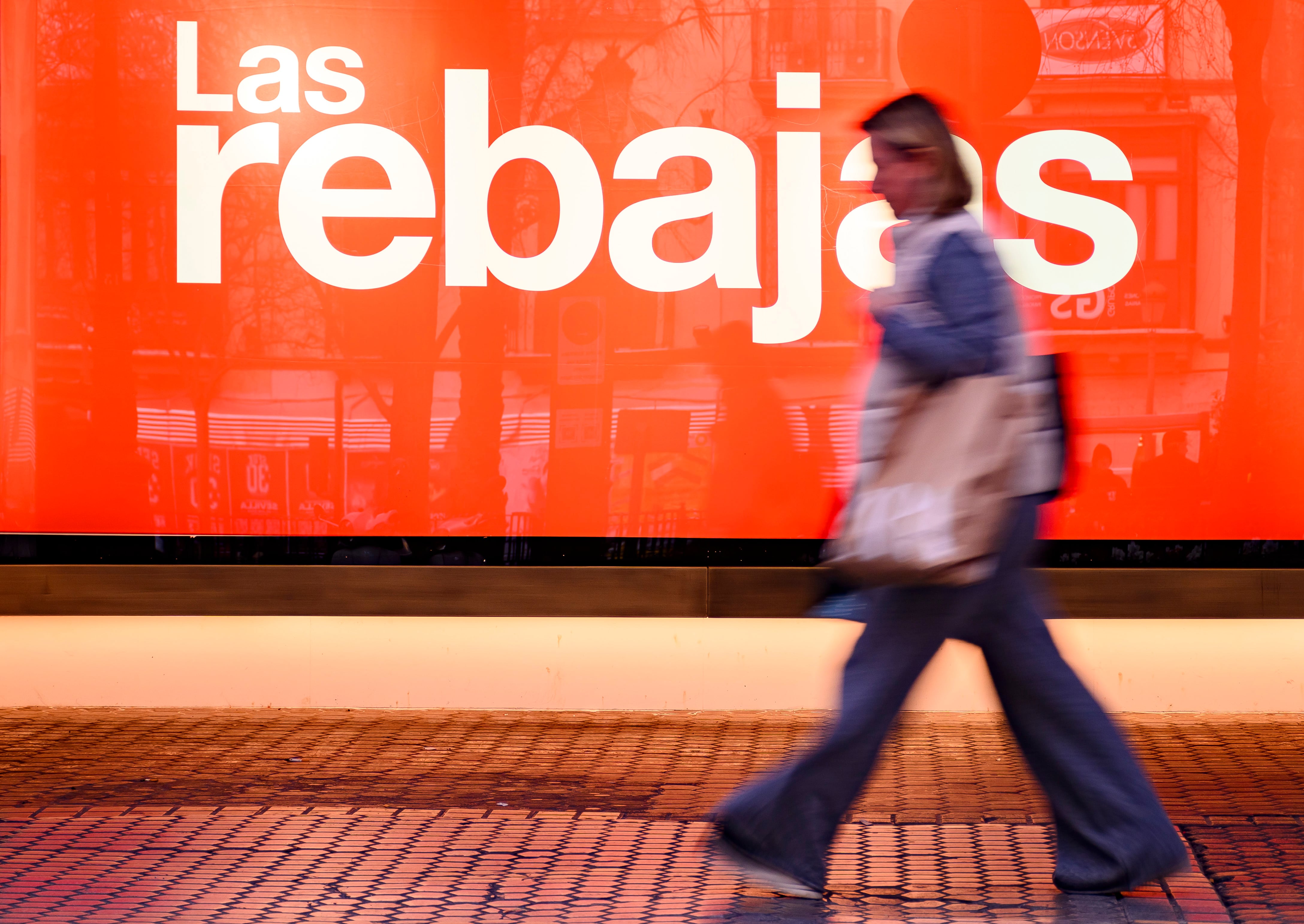 Las rebajas de verano comienza en unas cuantas semanas y muchos ciudadanos esperan la bajada de los precios para adquirir prendas y accesorio puramente veraniegos como sandalias o gafas de sol, entre otros.