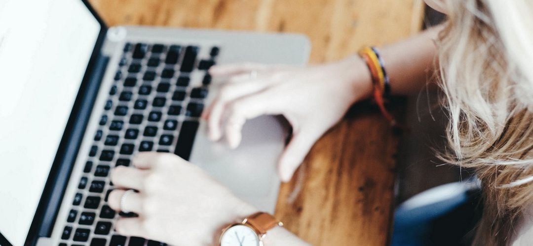 Mujer utiliza su ordenador portatil